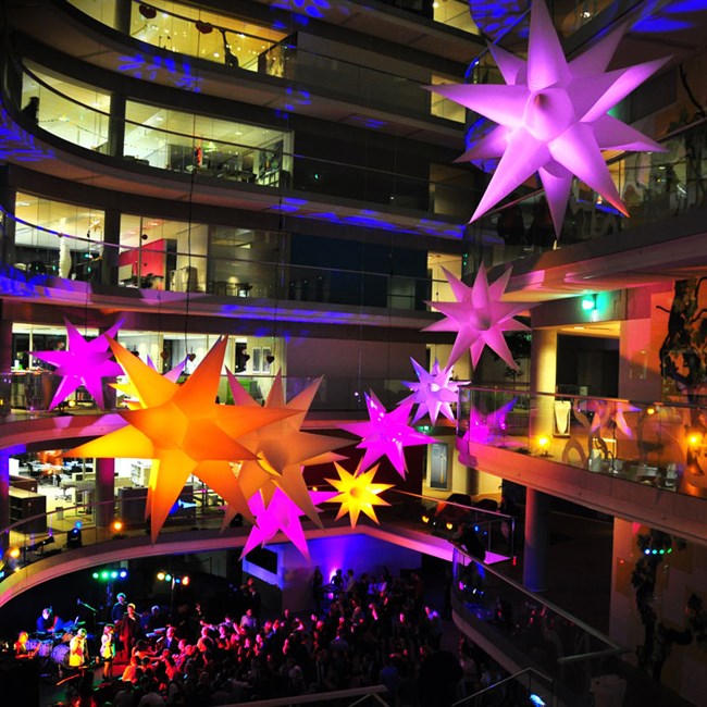 Et sprudlende lysshow til festen – ring til diskotekerne.dk